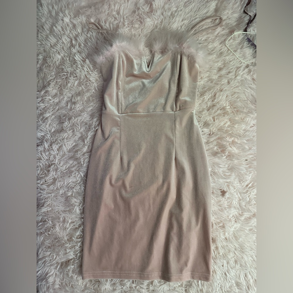 15 dresses (read) - Picture 13 of 16